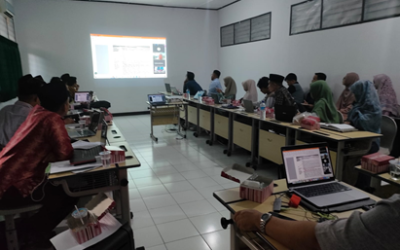 WORKSHOP PENGUATAN KETERAMPILAN MENULIS DAN MEMPUBLIKASIKAN KARYA ILMIAH ARTIKEL HASIL PENELITIAN